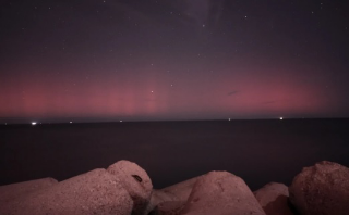 Aurora boreale sulle Marche: il cielo si tinge di rosso nella notte